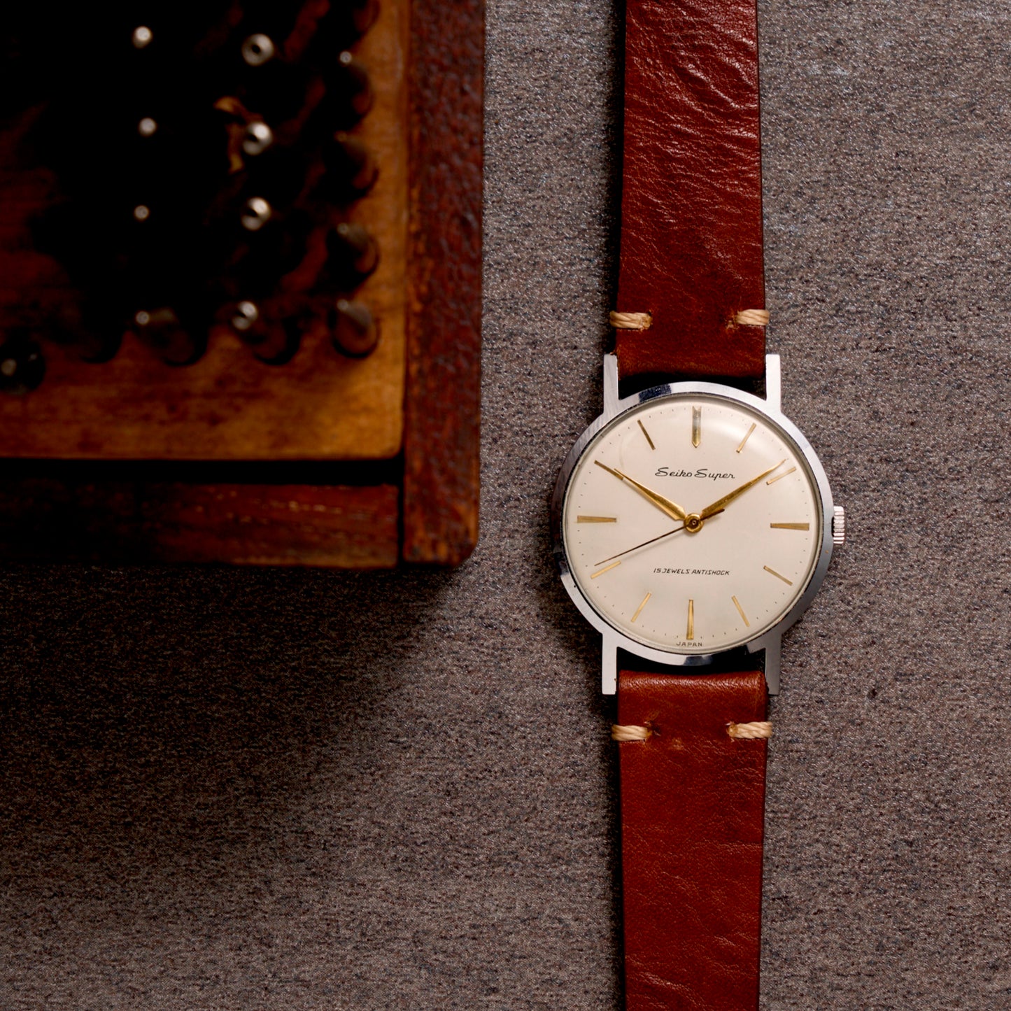 セイコー スーパー 赤機械 手巻き アイボリー文字盤 ゴールドインデックス Seiko Super Hand-wound Ivory dial Gold index