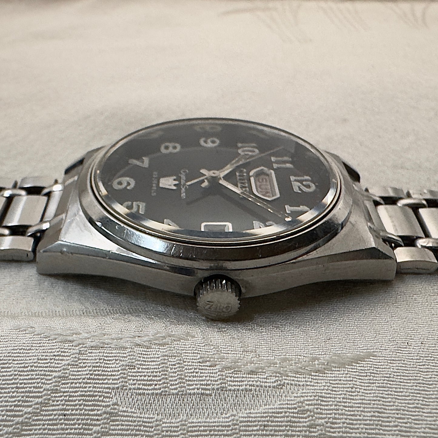シチズン クリスタルセブン ブラックダイヤルアラビア数字 CITIZEN Crystal Seven Black Dial
