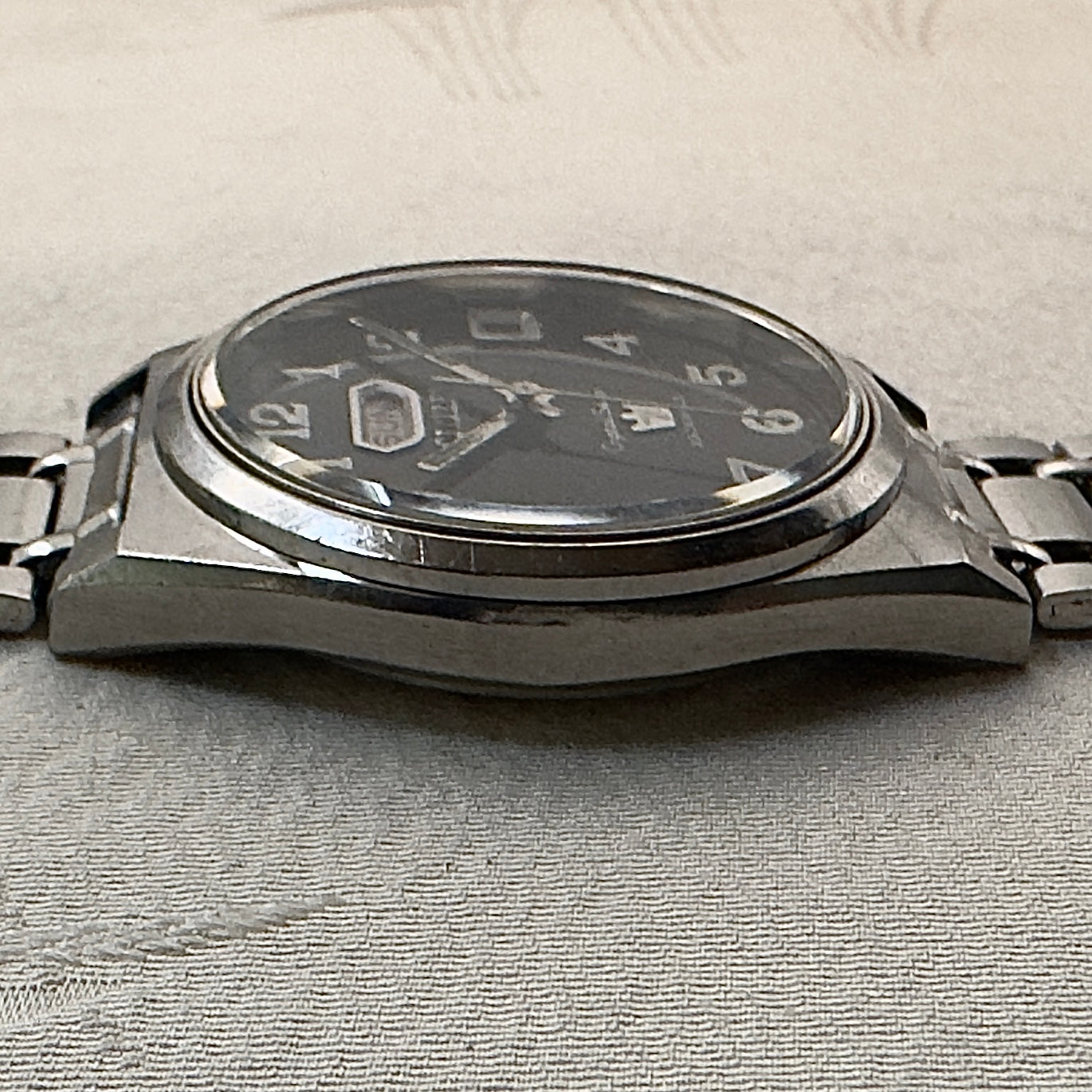シチズン クリスタルセブン ブラックダイヤルアラビア数字 CITIZEN Crystal Seven Black Dial